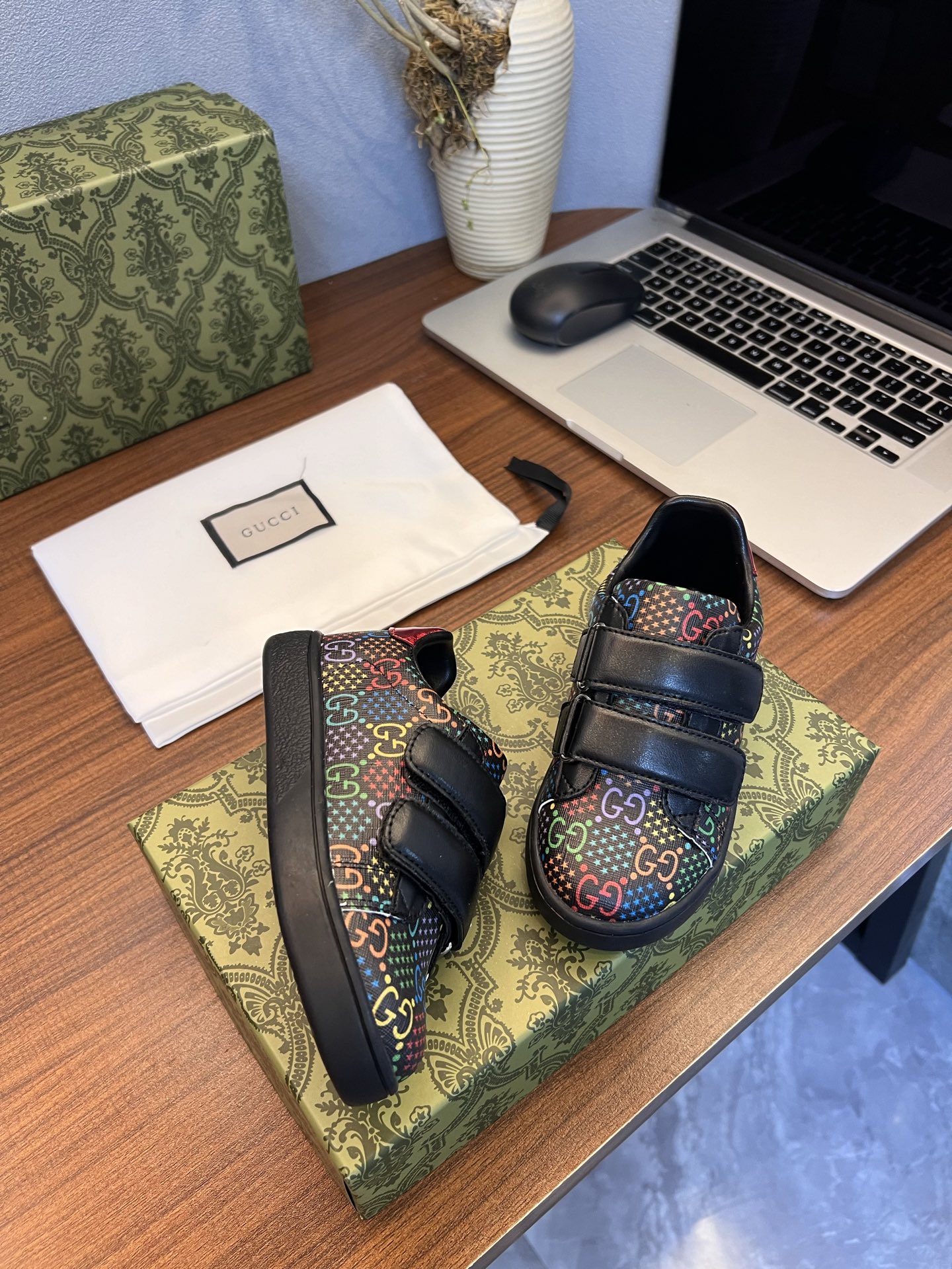 Children's shoes child